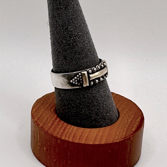 Sterling silver and gold-tone ring with raised detail - size 7 - Picture 2 of 5